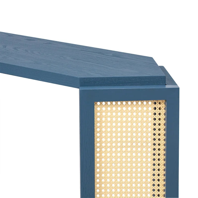 Console étroite noire en forme de flèche avec panneaux en rotin tressé