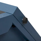 Console étroite noire en forme de flèche avec panneaux en rotin tressé