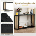 Console étroite noire en forme de flèche avec panneaux en rotin tressé