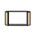 Console étroite noire en forme de flèche avec panneaux en rotin tressé