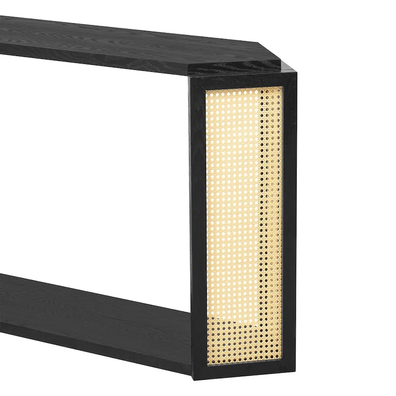 Console étroite noire en forme de flèche avec panneaux en rotin tressé