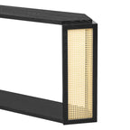 Console étroite noire en forme de flèche avec panneaux en rotin tressé