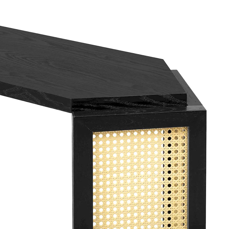 Console étroite noire en forme de flèche avec panneaux en rotin tressé