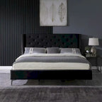 Lit plateforme California King capitonné en velours noir/bleu/gris/beige avec garniture cloutée, pour 2 personnes