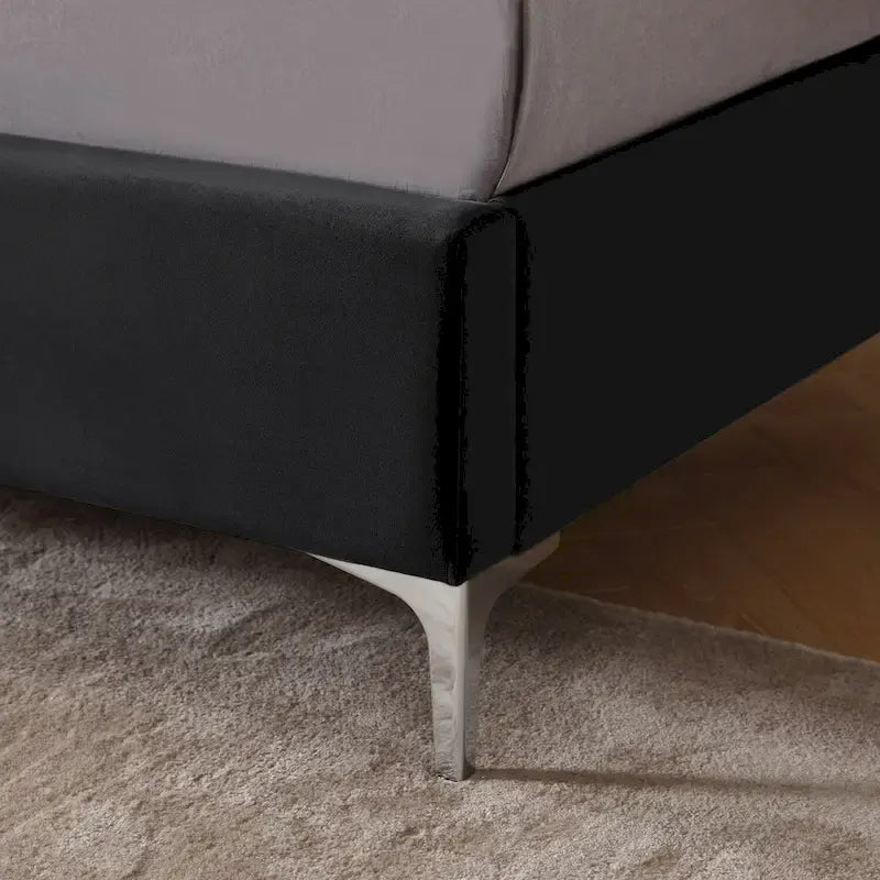 Lit plateforme California King capitonné en velours noir/bleu/gris/beige avec garniture cloutée, pour 2 personnes