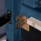 Lit plateforme California King capitonné en velours noir/bleu/gris/beige avec garniture cloutée, pour 2 personnes