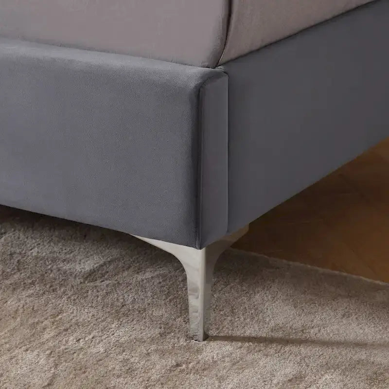 Lit plateforme California King capitonné en velours noir/bleu/gris/beige avec garniture cloutée, pour 2 personnes