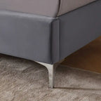 Lit plateforme California King capitonné en velours noir/bleu/gris/beige avec garniture cloutée, pour 2 personnes