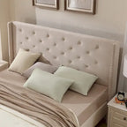 Lit plateforme California King capitonné en velours noir/bleu/gris/beige avec garniture cloutée, pour 2 personnes