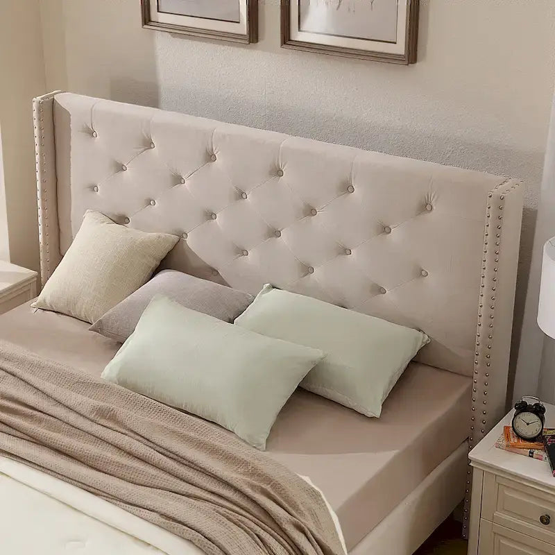 Lit plateforme California King capitonné en velours noir/bleu/gris/beige avec garniture cloutée, pour 2 personnes