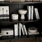 Bahut moderne noir avec étagères réglables et pieds en bois massif, 2 options de taille